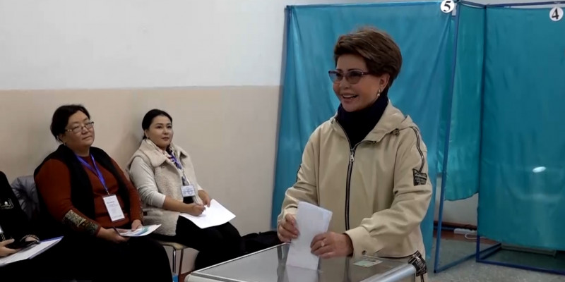 Роза Рымбаева проголосовала на президентских выборах