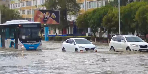 Ақтауда көшелерді су басты