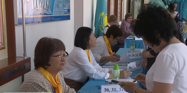 Жители Конаева отдают свой голос на референдуме