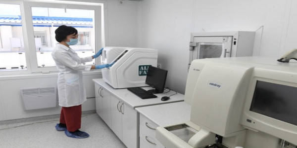 По 100 человек в день с коронавирусом поступают в больницы Алматы