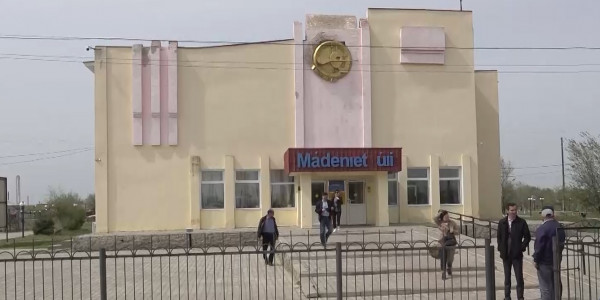 На уроки в десять разных мест приходится бегать ученикам села Казталовка