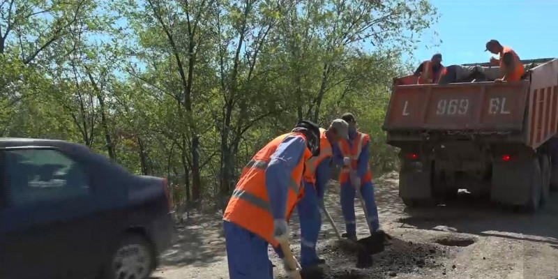 В Западном Казахстане сельчане сами ремонтируют разбитые дороги