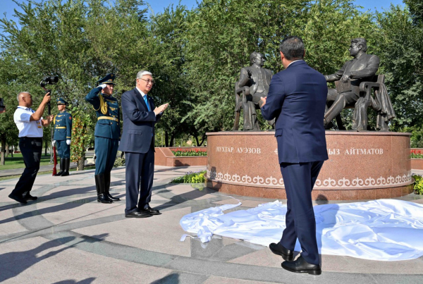 Қасым-Жомарт Тоқаев пен Садыр Жапаров «Достықтың алтын көпірі» ескерткішінің ашылу рәсіміне қатысты