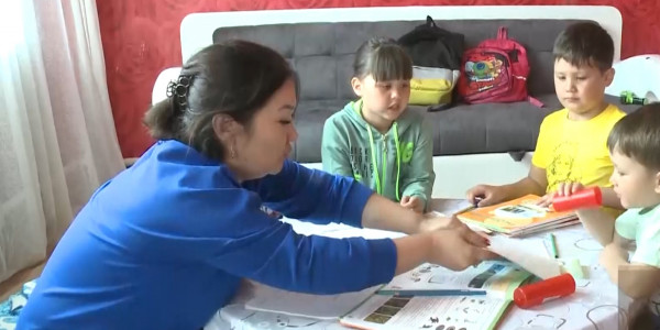 Сразу 4 детей усыновила Арай Жанатуганова