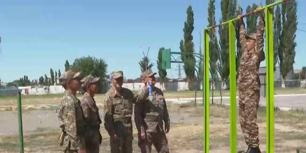 Рекорд по подтягиванию на турнике установил военнослужищий Евгений Нам