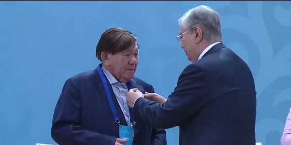 Мухтару Шаханову присвоено звание Қазақстанның Еңбек Ері