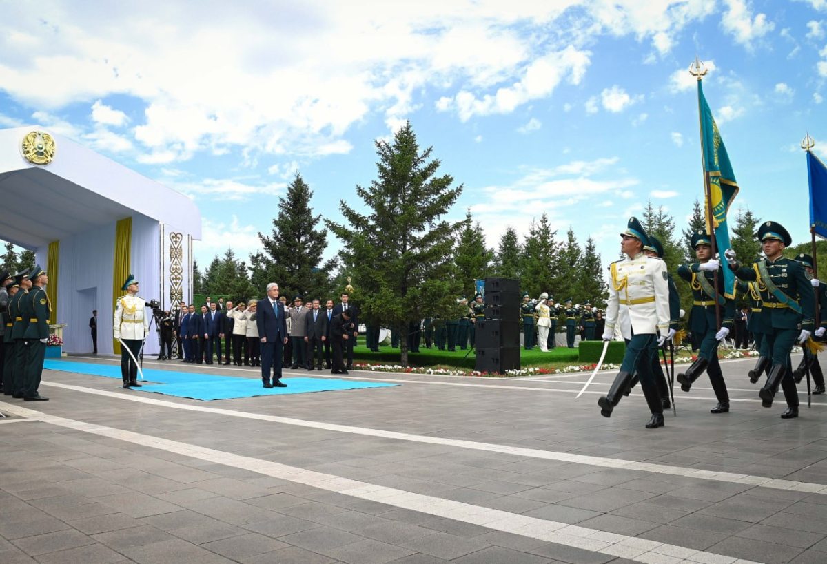 Президент Мемлекеттік ту көтеру рәсіміне қатысты