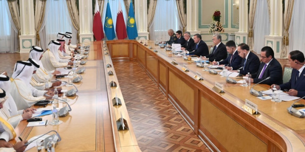 Президент Қасым-Жомарт Тоқаев пен Қатар Әмірі шейх Тәмим бен Хамад Әл Тәни кеңейтілген құрамда келіссөз жүргізді