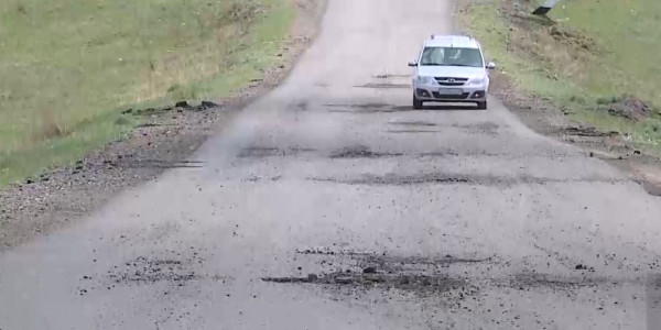 В Карагандинской области рассыпается трасса областного значения