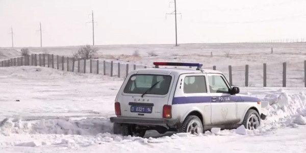 Ақтүтек боранда жолда қалған жолаушылар павлодарлық полицейлерге алғысын айтып жатыр