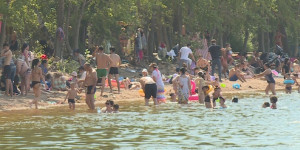 В Бурабае людей не останавливает запрет на купание