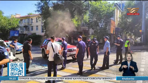Алматыда полиция автобусы мен жеңіл көлік соқтығысты