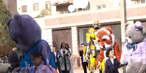 Акцию по соблюдению ПДД с участием героев мультфильмов провели для школьников