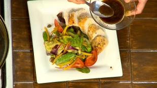 Теплый салата с курицей и мягким сыром