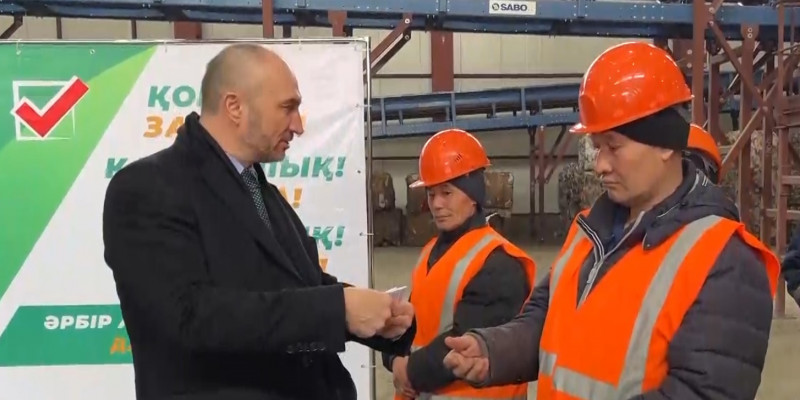 Представители партии «Байтак» встретились с работниками мусоросортировочного завода в Усть-Каменогорске