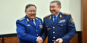 Первому космонавту Казахстана вручили наградное оружие