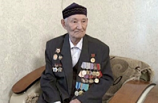 Ардагер 6 баладан 12 немере сүйіп, 7 шөбересінің қолынан су ішіп отыр