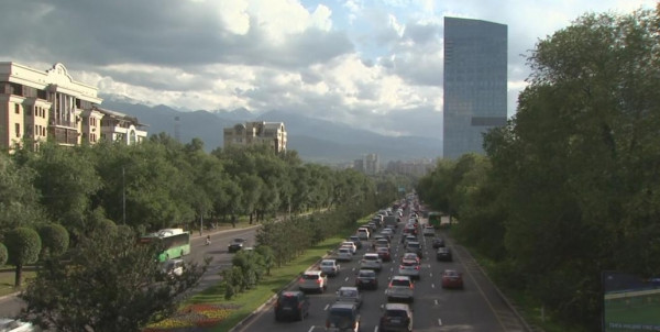 Предложение о запрете плевков в общественных местах поддержали активисты Алматы