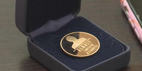 Молодым казахстанцам вручили медали Елбасы