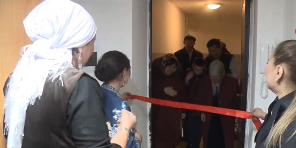 Ақтөбелік волонтерлер жетім балаларға пәтер сыйлады