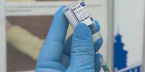 300 столичных медиков привились от КВИ