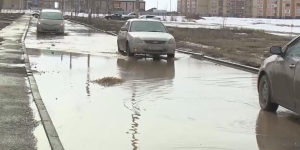 Ақтөбеде еріген қар суы қала көшелерін басты