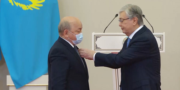 Мемлекет басшысы әр салада елеулі еңбегімен еленген қазақстандықтарға мемлекеттік наградалар табыстады