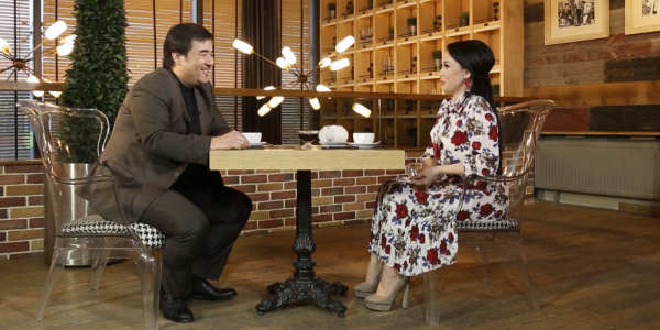 &laquo;Қарақатпен шай&raquo;. Мұрат Қожаның қандай тосынсыйы бар? Оның өкініші мен арманы қандай? Әншіні дуалаған кім?