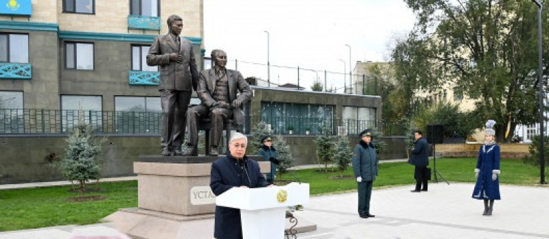 Глава государства открыл памятник Мухтару Ауэзову и Кайыму Мухамедханову