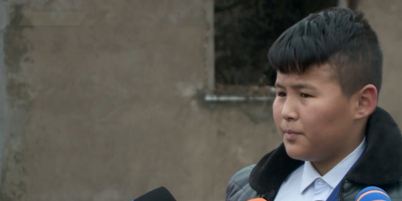 13-летний мальчик вынес из горящего дома двух малышей в Шымкенте