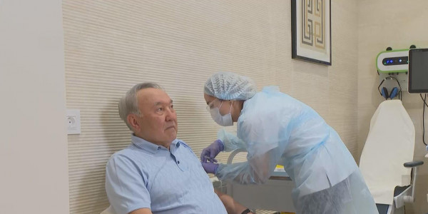 Елбасы получил прививку от коронавируса