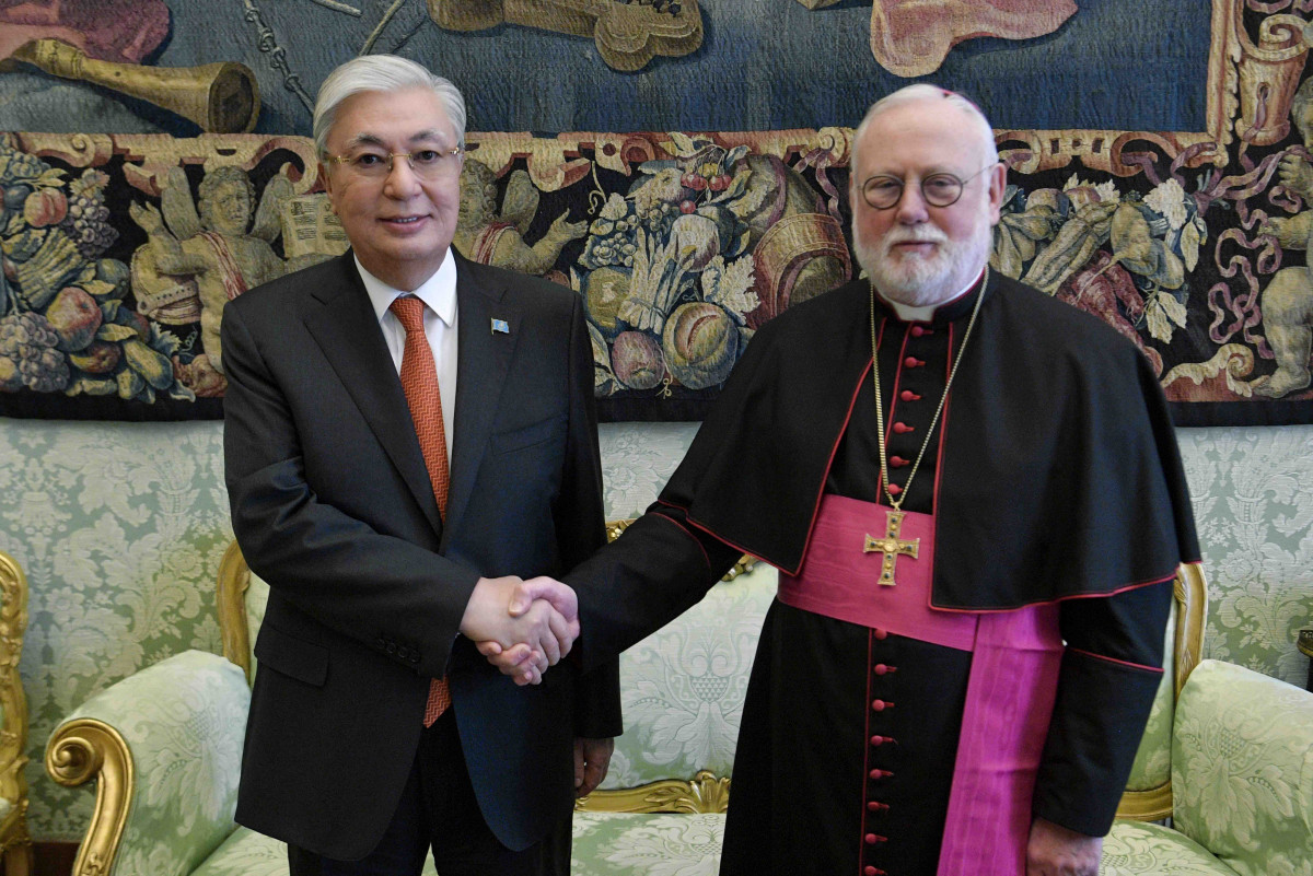 Глава государства встретился с Секретарем Святого Престола по связям с государствами