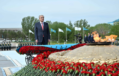 Президент возложил цветы к монументу «Отан Ана»