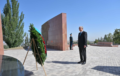 Президент посетил историко-мемориальный комплекс в Кыргызстане