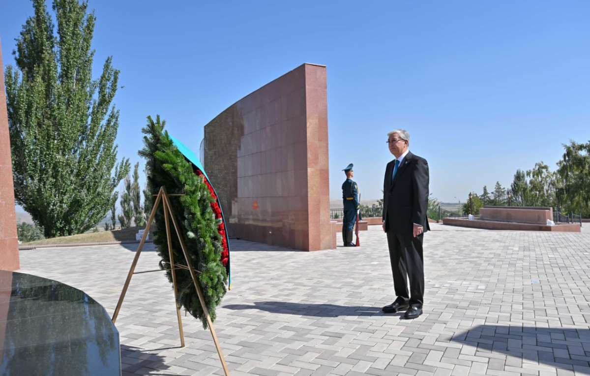 Президент посетил историко-мемориальный комплекс в Кыргызстане