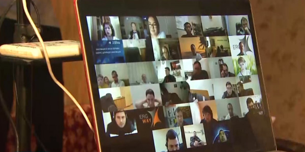 Алматинцы отмечают новогодние корпоративы в онлайн-формате