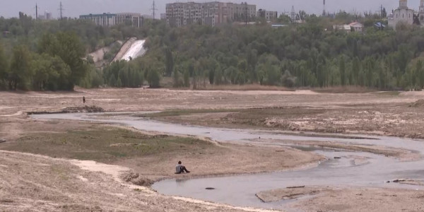 В Алматы продолжается очистка дна озера Сайран
