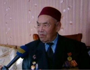 1942 жылы 18-ге толмаған К. Әлімбаев өз еркімен майданға аттанады