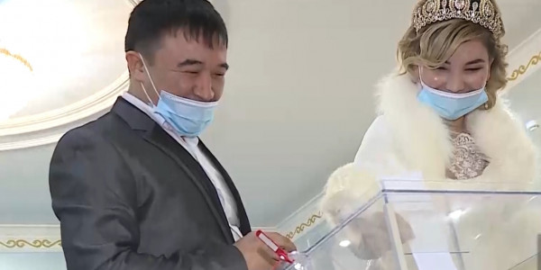 Молодожёны проголосовали в избирательном участке столицы