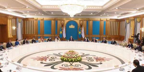 Қ. Тоқаев АӨСШК Сыртқы істер министрлері кеңесінің отырысына қатысып жатқан делегация басшыларымен кездесті