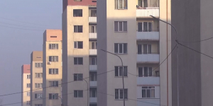 Жильцы третьего накренившегося алматинского дома покидают свои квартиры