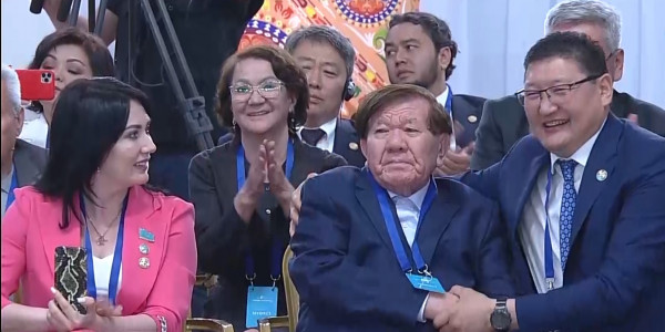 Мұхтар Шаханов &laquo;Қазақстанның Еңбек Ері&raquo; атанды