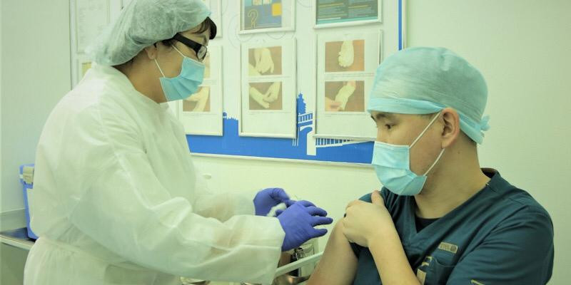9 тысяч казахстанских медиков получили вакцину от COVID-19