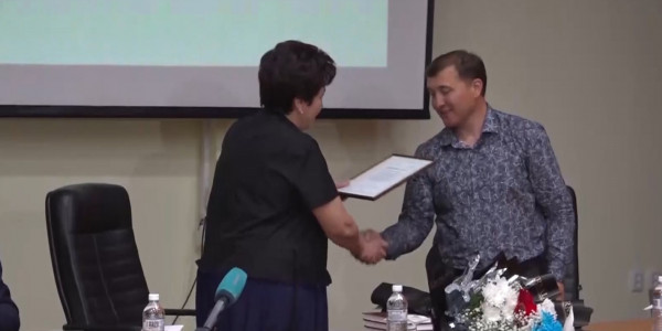 Мужчина помог покинуть горящее здание двум работникам заведения