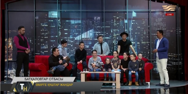 &laquo;Хабар&raquo; телеарнасының тікелей эфирінде көпбалалы отбасына пәтердің кілті табысталды