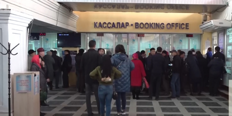 Жители Атырау сдают билеты на самолеты и поезда