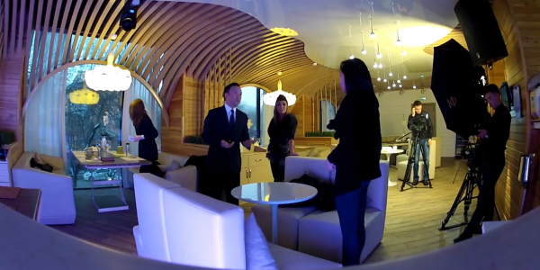 Арман Дүйсенов гардеробшы қыздың дауысына таңғалды