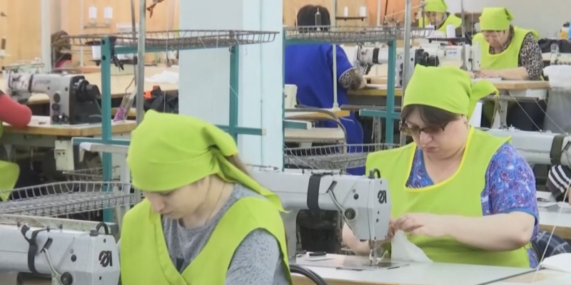 Марлевые маски начали шить на костанайской фабрике