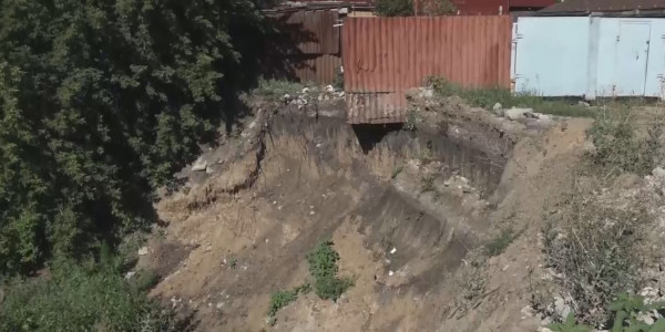 Петропавлдағы жер үйлер Есіл өзеніне құлаудың аз-ақ алдында тұр