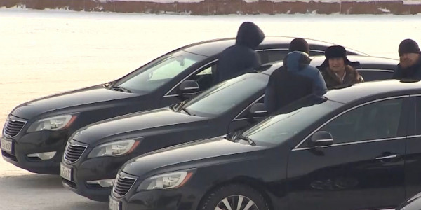 Госорганам запретили покупать иностранные автомобили и мебель